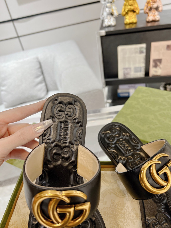 G*u*i slide sandals