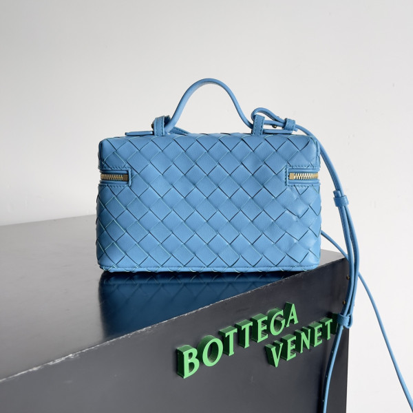 bo*te*ga Ve*ne*ta  vanity case crossbody bag
