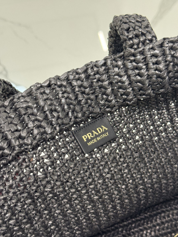 Pra*a crochet tote bag
