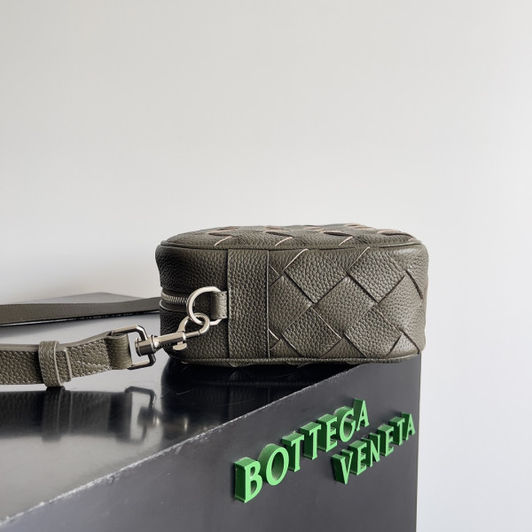 bo*te*ga Ve*ne*ta medium intrecciato camera bag