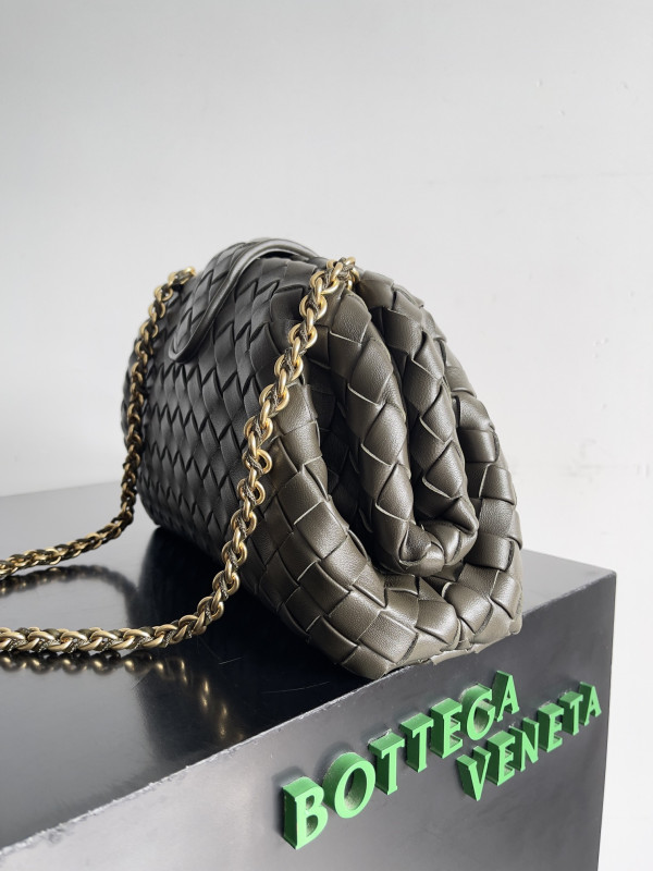 bo*te*ga Ve*ne*ta teen lauren 1980 with chain