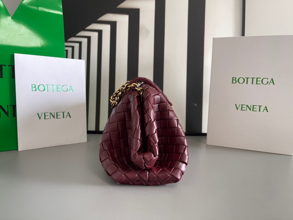 bo*te*ga Ve*ne*ta teen lauren 1980 with chain
