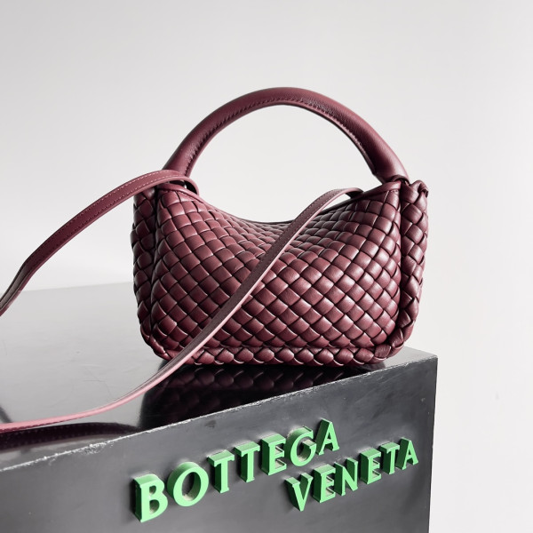 bo*te*ga Ve*ne*ta mini cobble top handle