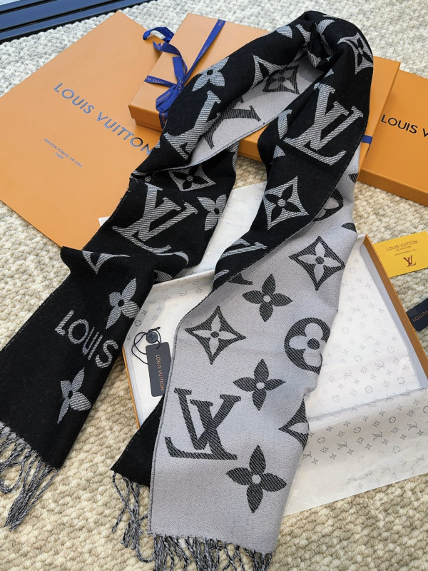 l0*is V*t0n scarf