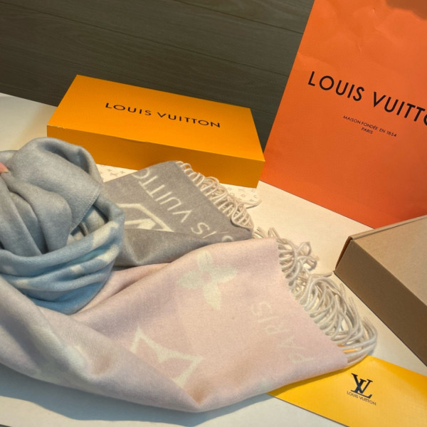 l0*is V*t0n scarf