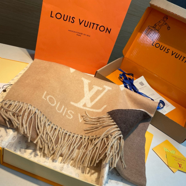 l0*is V*t0n scarf