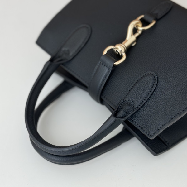 G*u*i small tote bag with hook closure