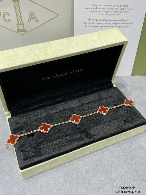 V*N CL*F&arpels perlée bracelet