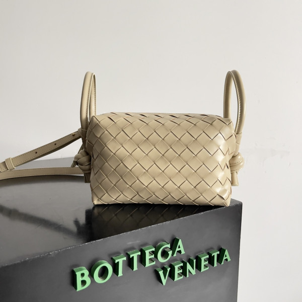 bo*te*ga Ve*ne*ta loop top handle