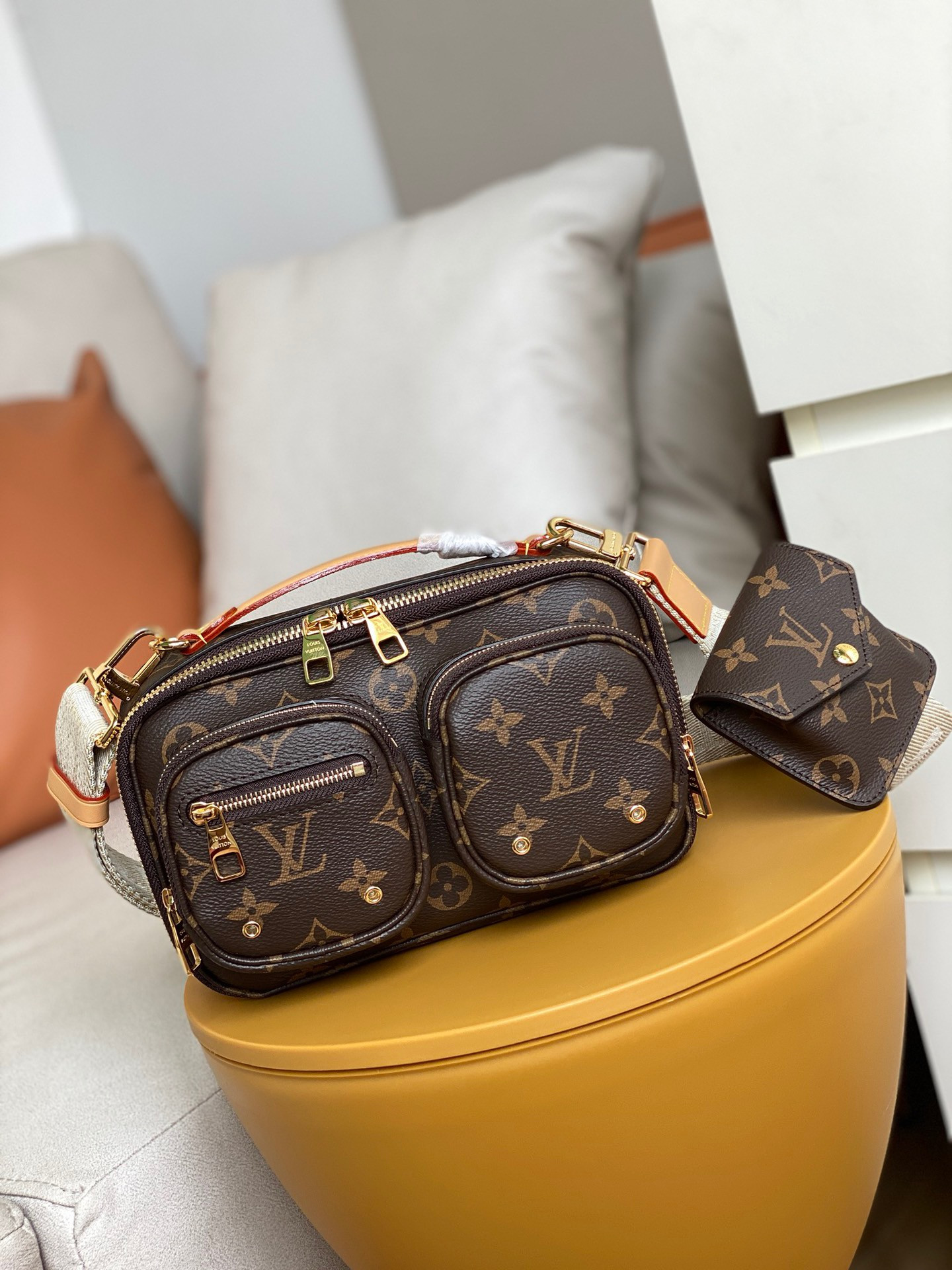 l0*is V*t0n utility crossbody