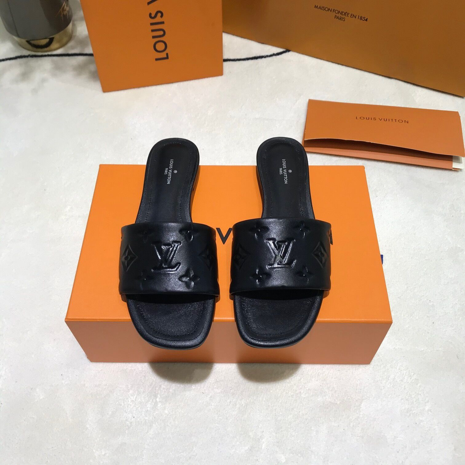 l0*is V*t0n slippers
