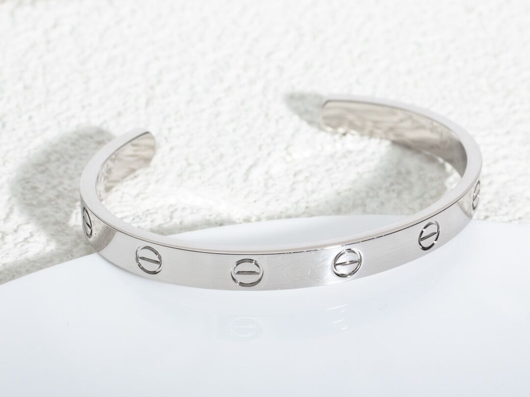 Ca*t*er  bracelet