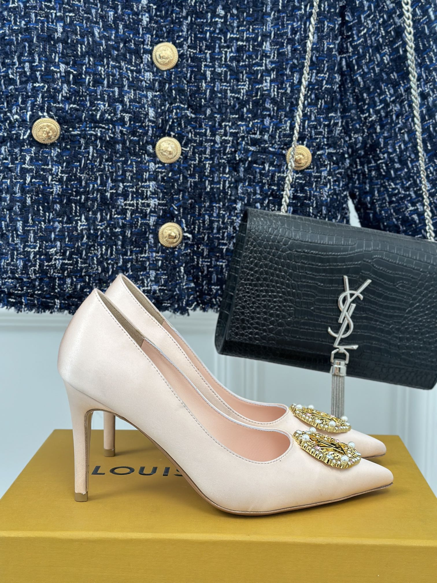 l0*is V*t0n heels