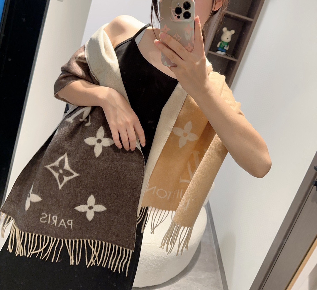 l0*is V*t0n scarf